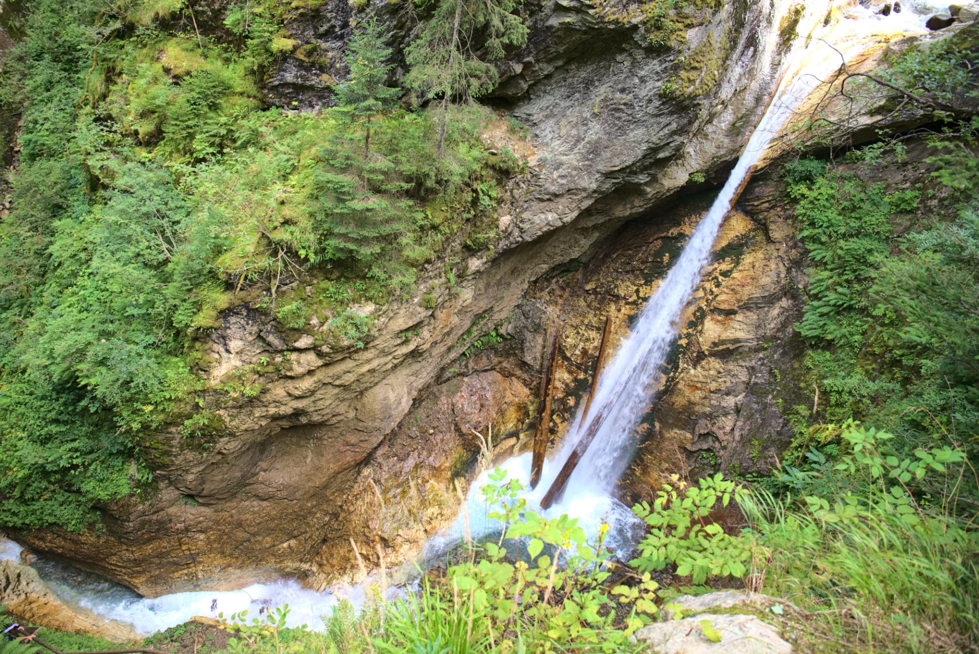 Raggaschlucht waterfall area with scenic pathways